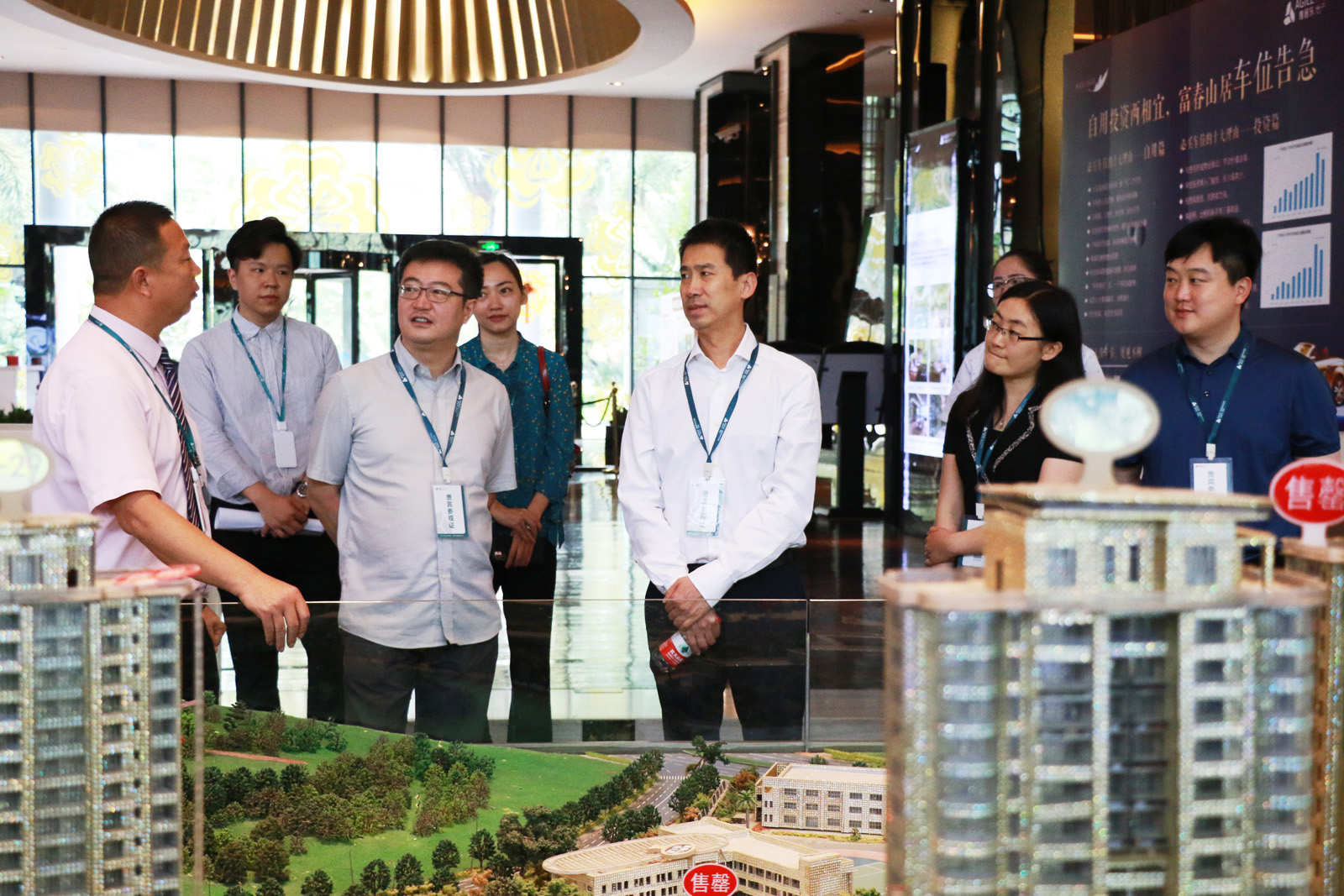 中国建设报社一行参观Z6尊龙富春山居销售中心.jpg